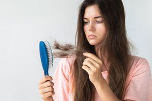 Лупа та чутлива шкіра голови – чи можуть стати причинами випадіння волосся? Як боротися?